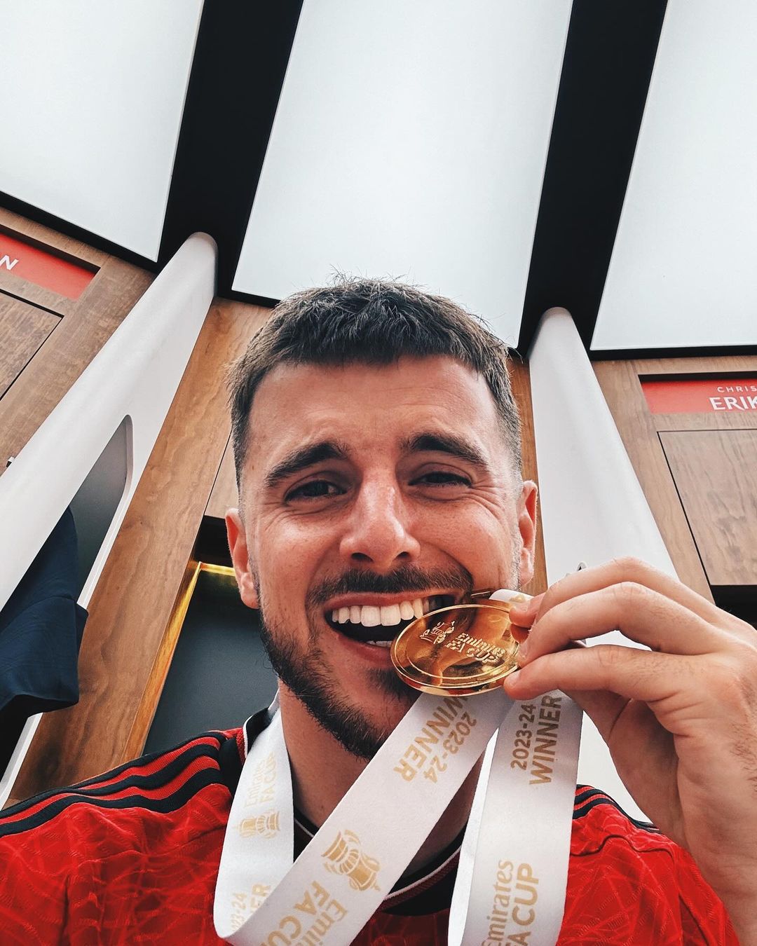 S15官方直播投注国际比赛日足总杯焦点战，巴黎圣日耳曼官宣签约，压力陡增，纪律约束更严格的简单介绍