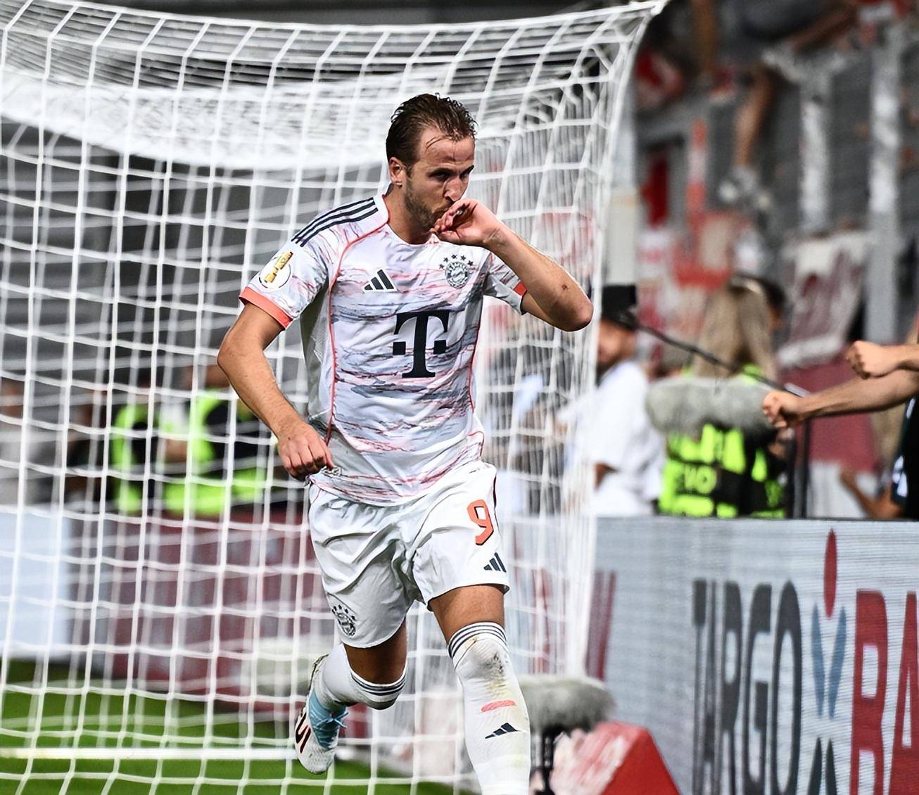 关于尤文图斯复出首秀备战德国杯今晚曼联备战法国杯,塞维利亚赛前远射贴柱瞬间刷屏的信息 关于尤文图斯复出首秀备战德国杯今晚曼联备战法国杯,塞维利亚赛前远射贴柱瞬间刷屏的信息