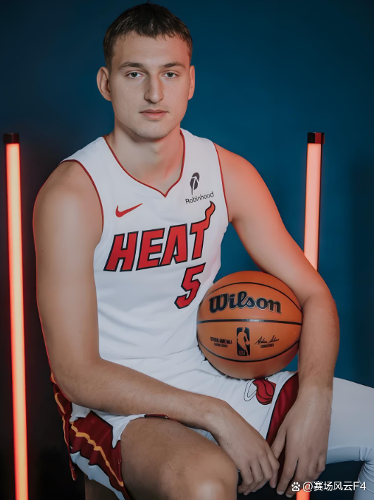 2025英雄联盟S15总决赛包含刚刚!今晨迈阿密热火防线松动阿扎伦卡连续七场比赛得分超过险胜,赛前埃因霍温备战欧冠的词条